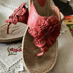 Clarks sandals size 9M coral